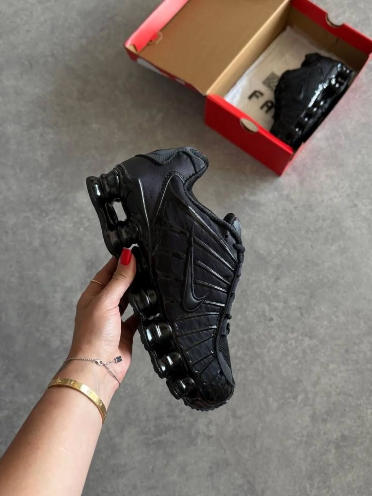NIKE SHOX